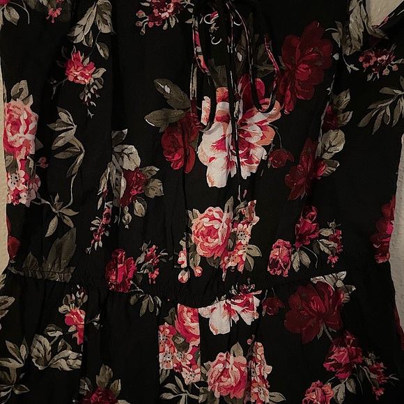 EUC floral romper worn once 🌹🌷🖤 - Picture 3 of 3